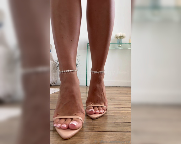 Megy Feet aka megyfeet Foot Fetish - 08-28-2024 OnlyFans Video - Je suis sûr que ça texcite de me voir retirer mon string comme ça