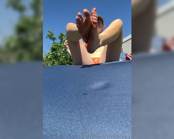 Nicole the Divine aka nicolethedivine Foot Fetish - 06-25-2024 OnlyFans Video - Love being all oiled up out in the sun