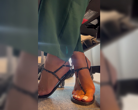 Megy Feet aka megyfeet Foot Fetish - 07-19-2024 OnlyFans Video - Des voyeurs au bureau  imagine toi passer sous mon bureau et toccuper de mes pieds