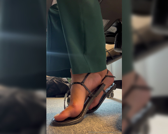 Megy Feet aka megyfeet Foot Fetish - 07-19-2024 OnlyFans Video - Des voyeurs au bureau  imagine toi passer sous mon bureau et toccuper de mes pieds