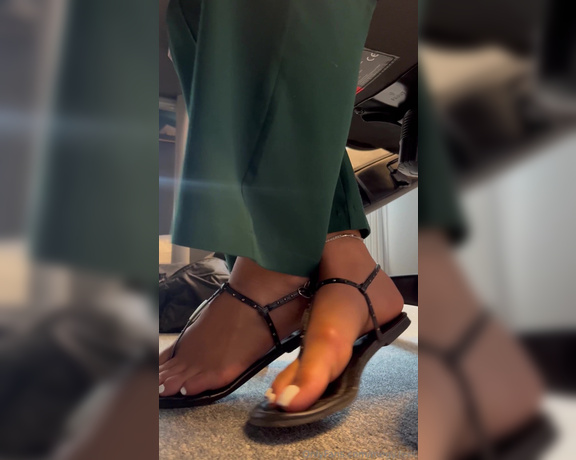 Megy Feet aka megyfeet Foot Fetish - 07-19-2024 OnlyFans Video - Des voyeurs au bureau  imagine toi passer sous mon bureau et toccuper de mes pieds