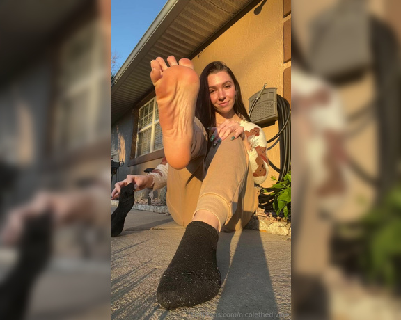 Nicole the Divine aka nicolethedivine Foot Fetish - 01-14-2024 OnlyFans Video - Golden soles