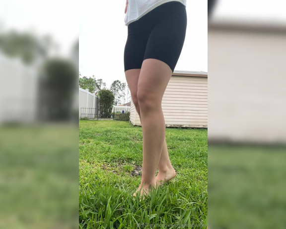 Nicole the Divine aka nicolethedivine Foot Fetish - 03-28-2024 OnlyFans Video - Come join me for some backyard fun