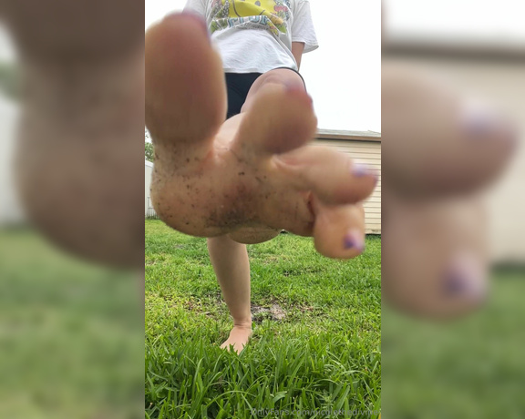 Nicole the Divine aka nicolethedivine Foot Fetish - 03-28-2024 OnlyFans Video - Come join me for some backyard fun