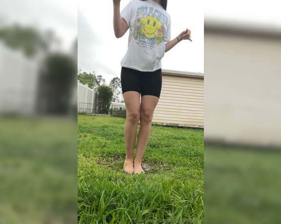 Nicole the Divine aka nicolethedivine Foot Fetish - 03-28-2024 OnlyFans Video - Come join me for some backyard fun