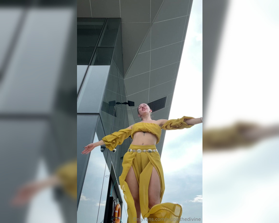 Nicole the Divine aka nicolethedivine Foot Fetish - 05-20-2024 OnlyFans Video - Just wanted to enjoy the view from my rooftop hotel amp I notice one of my