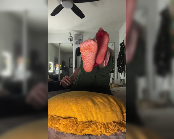 Nicole the Divine aka nicolethedivine Foot Fetish - 08-09-2024 OnlyFans Video - Who wants to rip me out my sexy socks next