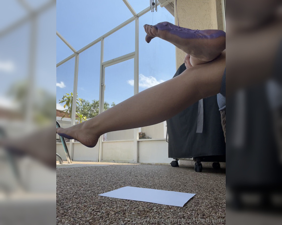 Nicole the Divine aka nicolethedivine Foot Fetish - 09-19-2024 OnlyFans Video - Had the great idea to try out a fun little foot craft, only made 3 of