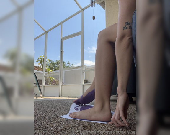 Nicole the Divine aka nicolethedivine Foot Fetish - 09-19-2024 OnlyFans Video - Had the great idea to try out a fun little foot craft, only made 3 of