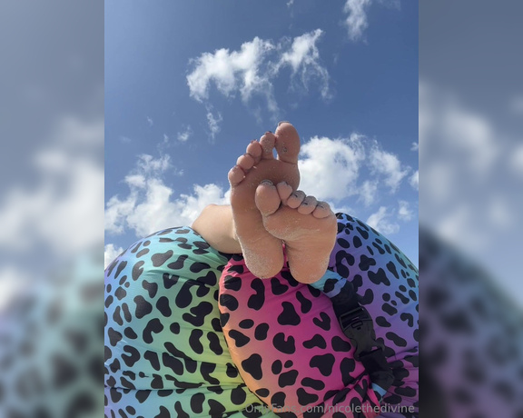 Nicole the Divine aka nicolethedivine Foot Fetish - 10-04-2024 OnlyFans Video - Sunny amp sandy days somewhere in Florida