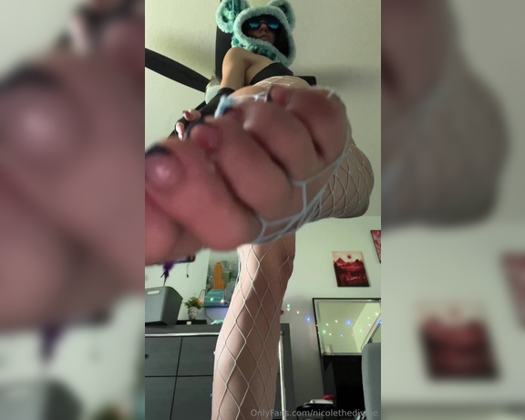 Nicole the Divine aka nicolethedivine Foot Fetish - 10-11-2024 OnlyFans Video - Who wants to get dominated by the rave fairy again