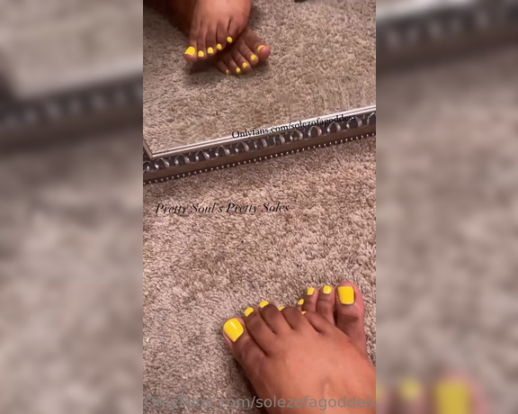 Pretty Solez aka solezofagoddess Foot Fetish - 07-09-2023 OnlyFans Video - Loving my new pedicure  I love how yellow looks on my feet