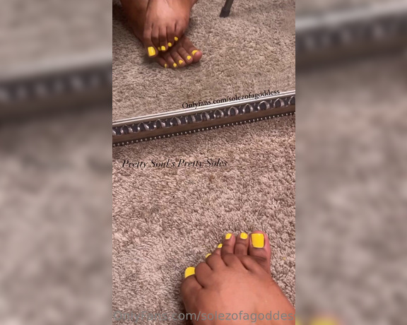 Pretty Solez aka solezofagoddess Foot Fetish - 07-09-2023 OnlyFans Video - Loving my new pedicure  I love how yellow looks on my feet