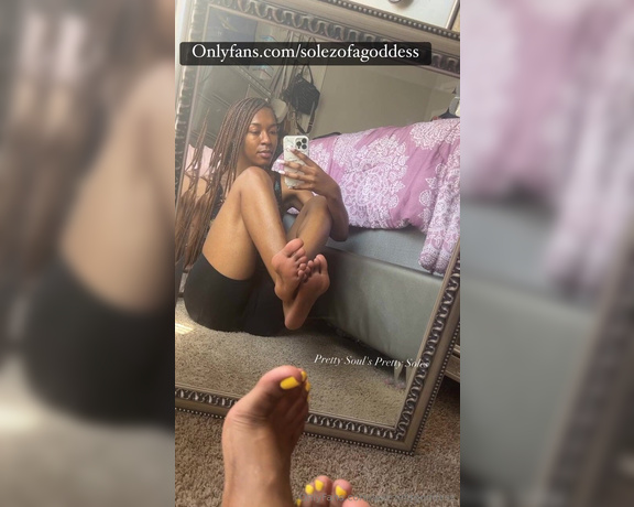 Pretty Solez aka solezofagoddess Foot Fetish - 02-28-2024 OnlyFans Video - I know you cant stop staring at my soft pink soles