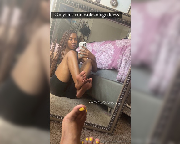 Pretty Solez aka solezofagoddess Foot Fetish - 02-28-2024 OnlyFans Video - I know you cant stop staring at my soft pink soles