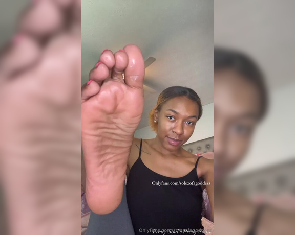 Pretty Solez aka solezofagoddess Foot Fetish - 02-28-2024 OnlyFans Video - My toes were still wet from sucking them They looked too good I couldnt resist ,