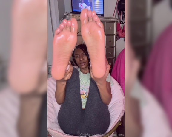 Pretty Solez aka solezofagoddess Foot Fetish - 04-08-2024 OnlyFans Video - Watching me oil up my big pretty soles and rub them together makes you so weak