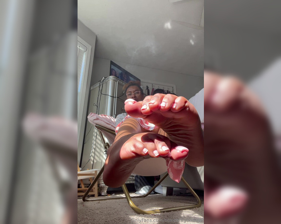 Pretty Solez aka solezofagoddess Foot Fetish - 04-04-2024 OnlyFans Video - Your Celestial Goddess enchanting you with her soft beautiful soles and pretty pink toes