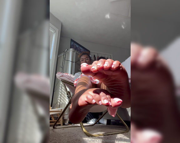 Pretty Solez aka solezofagoddess Foot Fetish - 04-04-2024 OnlyFans Video - Your Celestial Goddess enchanting you with her soft beautiful soles and pretty pink toes