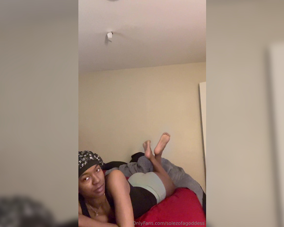 Pretty Solez aka solezofagoddess Foot Fetish - 04-30-2024 OnlyFans Video - Kiss my feet losers