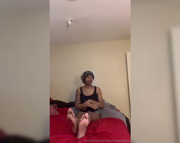 Pretty Solez aka solezofagoddess Foot Fetish - 04-30-2024 OnlyFans Video - Removing my socks and showing my pretty soles