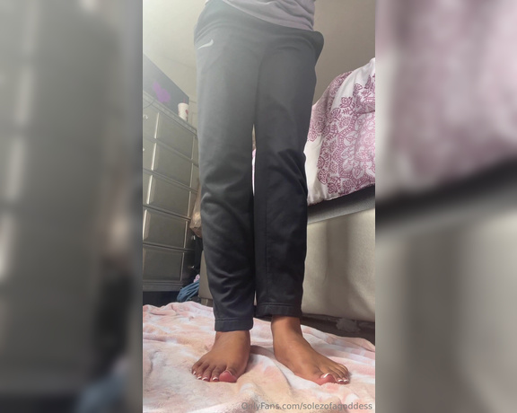 Pretty Solez aka solezofagoddess Foot Fetish - 10-09-2024 OnlyFans Video - Imagine my big soles and pretty toes in your face