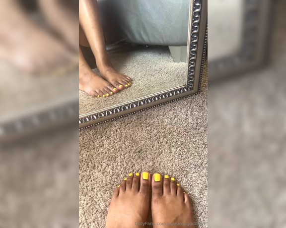 Pretty Solez aka solezofagoddess Foot Fetish - 09-24-2024 OnlyFans Video - Pretty yellow toes