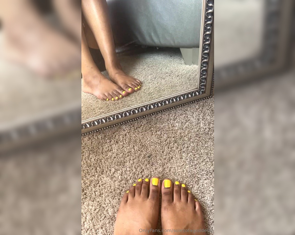 Pretty Solez aka solezofagoddess Foot Fetish - 09-24-2024 OnlyFans Video - Pretty yellow toes