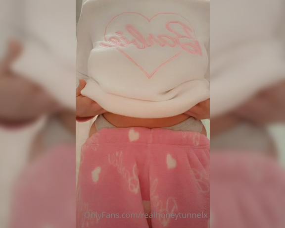 Realhoneytunnelx aka realhoneytunnelx Findom - 03-24-2021 OnlyFans Video - Dont let the innocent Barbie pyjamas fool you Underneath is a body meant for fucking and