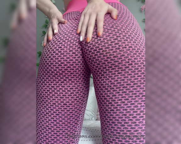 Realhoneytunnelx aka realhoneytunnelx Findom - 06-04-2021 OnlyFans Video - These leggings go up my ass crack and I am here for itttttt  wearing a