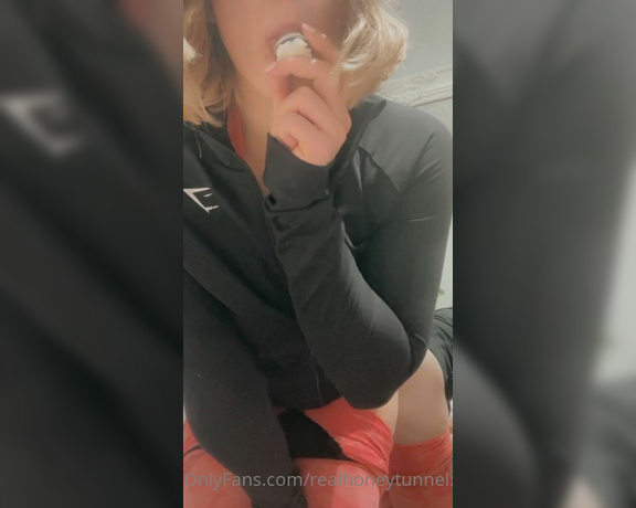 Realhoneytunnelx aka realhoneytunnelx Findom - 05-13-2021 OnlyFans Video - Ive had my plug in my ass for a few hours now and worked out with