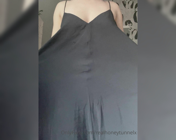 Realhoneytunnelx aka realhoneytunnelx Findom - 07-22-2021 OnlyFans Video - Being completely naked under long, flowy dresses like this is so freeing