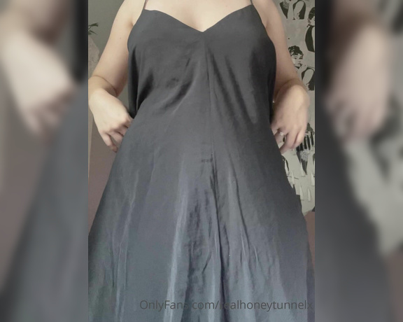 Realhoneytunnelx aka realhoneytunnelx Findom - 07-22-2021 OnlyFans Video - Being completely naked under long, flowy dresses like this is so freeing