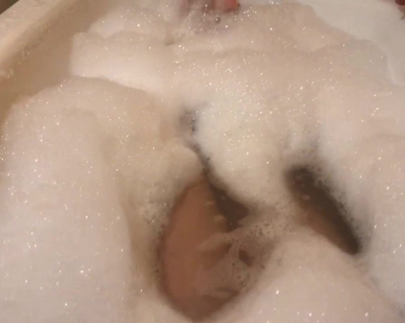 Red  Queen aka red_queen_94 Femdom - 12-29-2019 OnlyFans Video - Why dont you jump in a bath with me  let me tell you why