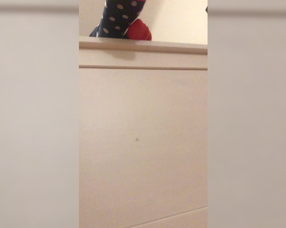 Red  Queen aka red_queen_94 Femdom - 01-09-2020 OnlyFans Video - Playing with my socks and youre loving it