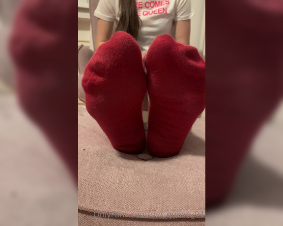 Red  Queen aka red_queen_94 Femdom - 01-10-2022 OnlyFans Video - Come give me a foot massage pup