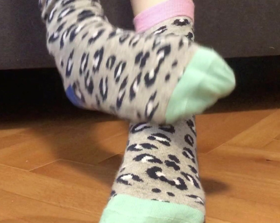 Red  Queen aka red_queen_94 Femdom - 01-02-2020 OnlyFans Video - Taking off my leopard print socks with my beautiful sexy feet