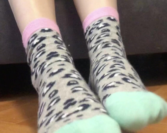 Red  Queen aka red_queen_94 Femdom - 01-02-2020 OnlyFans Video - Taking off my leopard print socks with my beautiful sexy feet