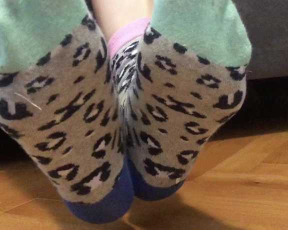 Red  Queen aka red_queen_94 Femdom - 01-02-2020 OnlyFans Video - Taking off my leopard print socks with my beautiful sexy feet