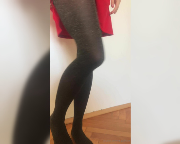 Red  Queen aka red_queen_94 Femdom - 04-17-2020 OnlyFans Video - Worship my feet and my ass in sparkly tights