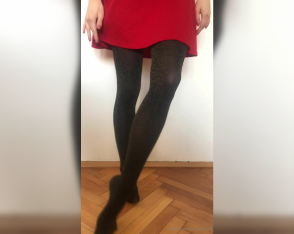 Red  Queen aka red_queen_94 Femdom - 04-17-2020 OnlyFans Video - Worship my feet and my ass in sparkly tights