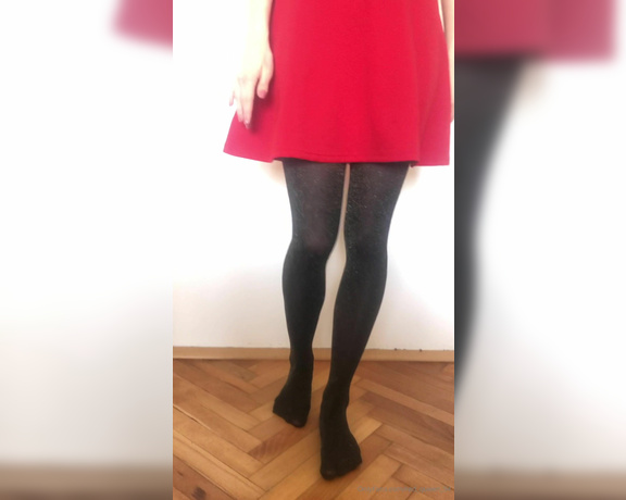 Red  Queen aka red_queen_94 Femdom - 04-17-2020 OnlyFans Video - Worship my feet and my ass in sparkly tights