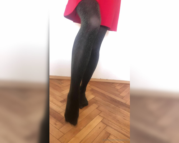 Red  Queen aka red_queen_94 Femdom - 04-17-2020 OnlyFans Video - Worship my feet and my ass in sparkly tights