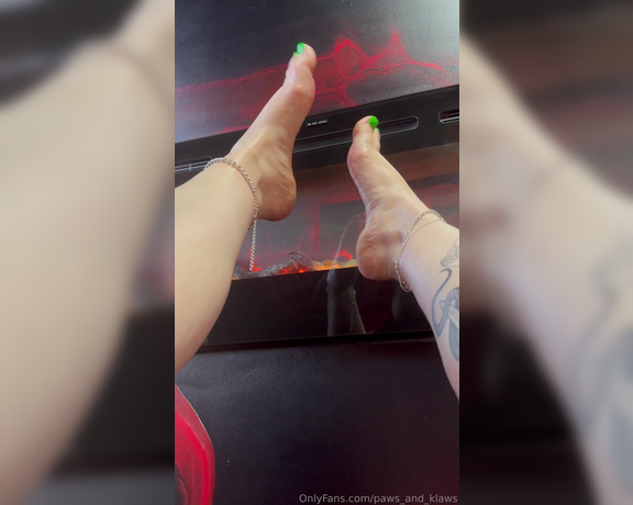 PAWS and KLAWS aka paws_and_klaws Foot Fetish - 03-05-2024 OnlyFans Video - This that, Suck my toes then slide it in position