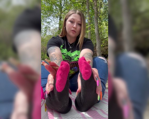 PAWS and KLAWS aka paws_and_klaws Foot Fetish - 05-01-2024 OnlyFans Video - I love taking my shoes amp socks off outside