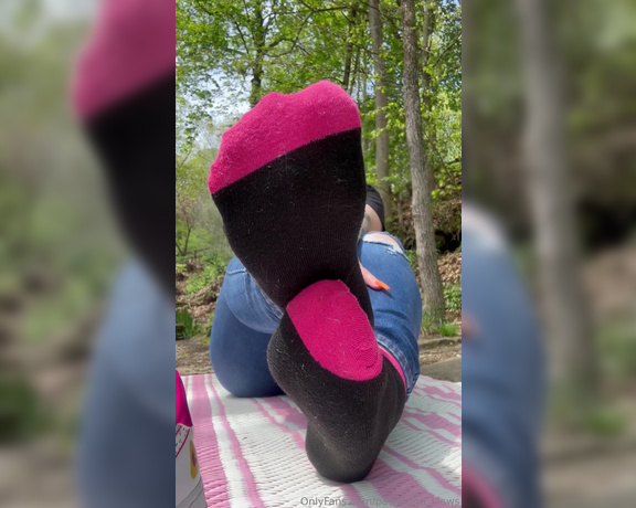 PAWS and KLAWS aka paws_and_klaws Foot Fetish - 05-01-2024 OnlyFans Video - I love taking my shoes amp socks off outside