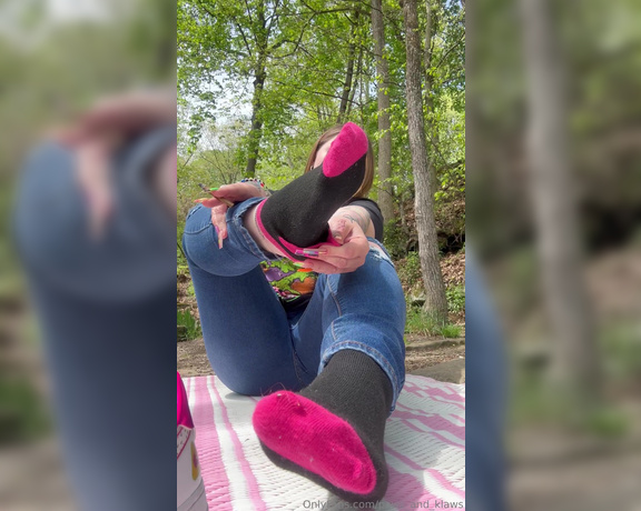 PAWS and KLAWS aka paws_and_klaws Foot Fetish - 05-01-2024 OnlyFans Video - I love taking my shoes amp socks off outside