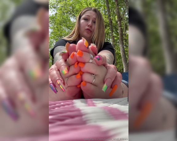 PAWS and KLAWS aka paws_and_klaws Foot Fetish - 05-01-2024 OnlyFans Video - Cum for these pretty outdoor toes