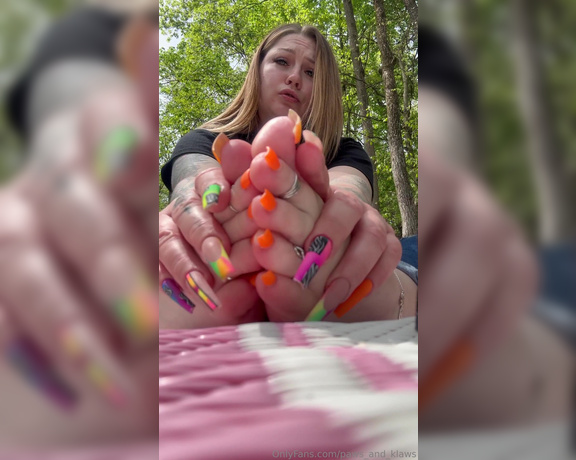 PAWS and KLAWS aka paws_and_klaws Foot Fetish - 05-01-2024 OnlyFans Video - Cum for these pretty outdoor toes