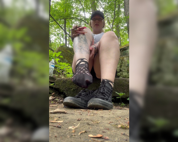 PAWS and KLAWS aka paws_and_klaws Foot Fetish - 05-05-2024 OnlyFans Video - Sweet, sweaty, smelly outside feet after doing my morning run